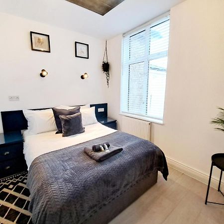 Spacious 3 Bed Apartment, En-Suites, Near Train Station! วัตฟอร์ด ภายนอก รูปภาพ