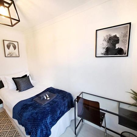 Spacious 3 Bed Apartment, En-Suites, Near Train Station! วัตฟอร์ด ภายนอก รูปภาพ