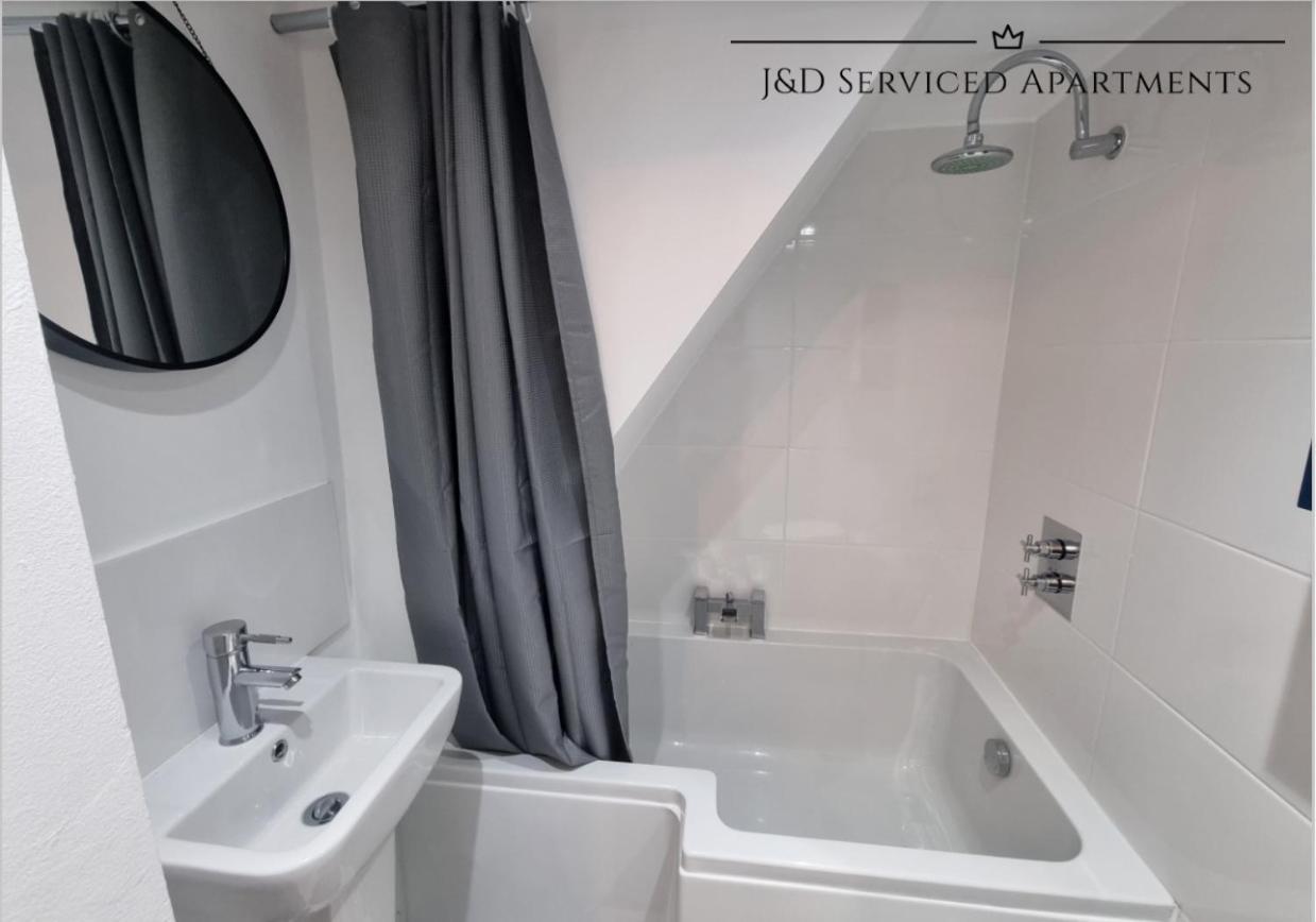 Spacious 3 Bed Apartment, En-Suites, Near Train Station! วัตฟอร์ด ภายนอก รูปภาพ