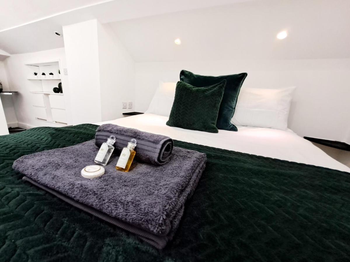 Spacious 3 Bed Apartment, En-Suites, Near Train Station! วัตฟอร์ด ภายนอก รูปภาพ