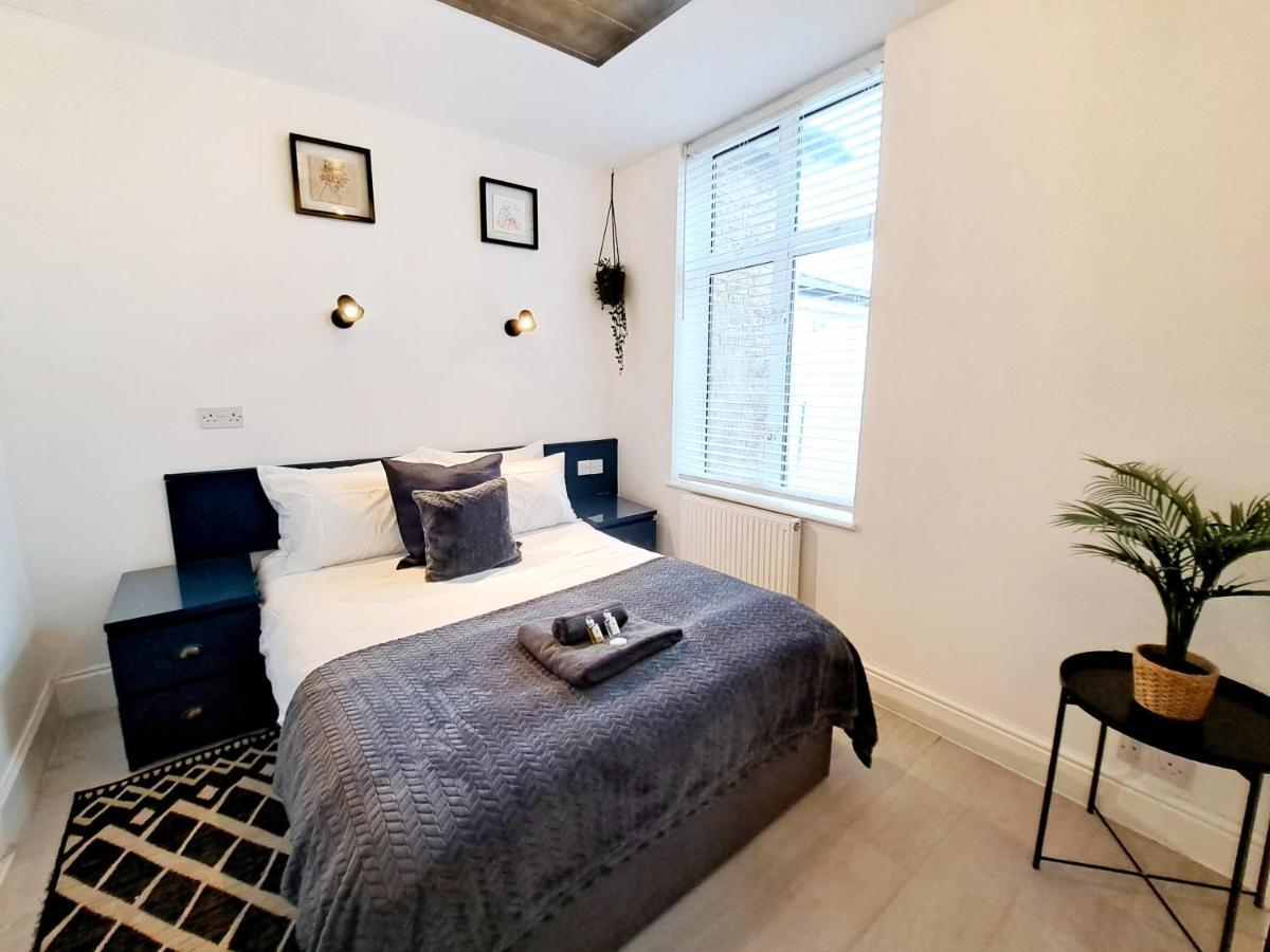 Spacious 3 Bed Apartment, En-Suites, Near Train Station! วัตฟอร์ด ภายนอก รูปภาพ