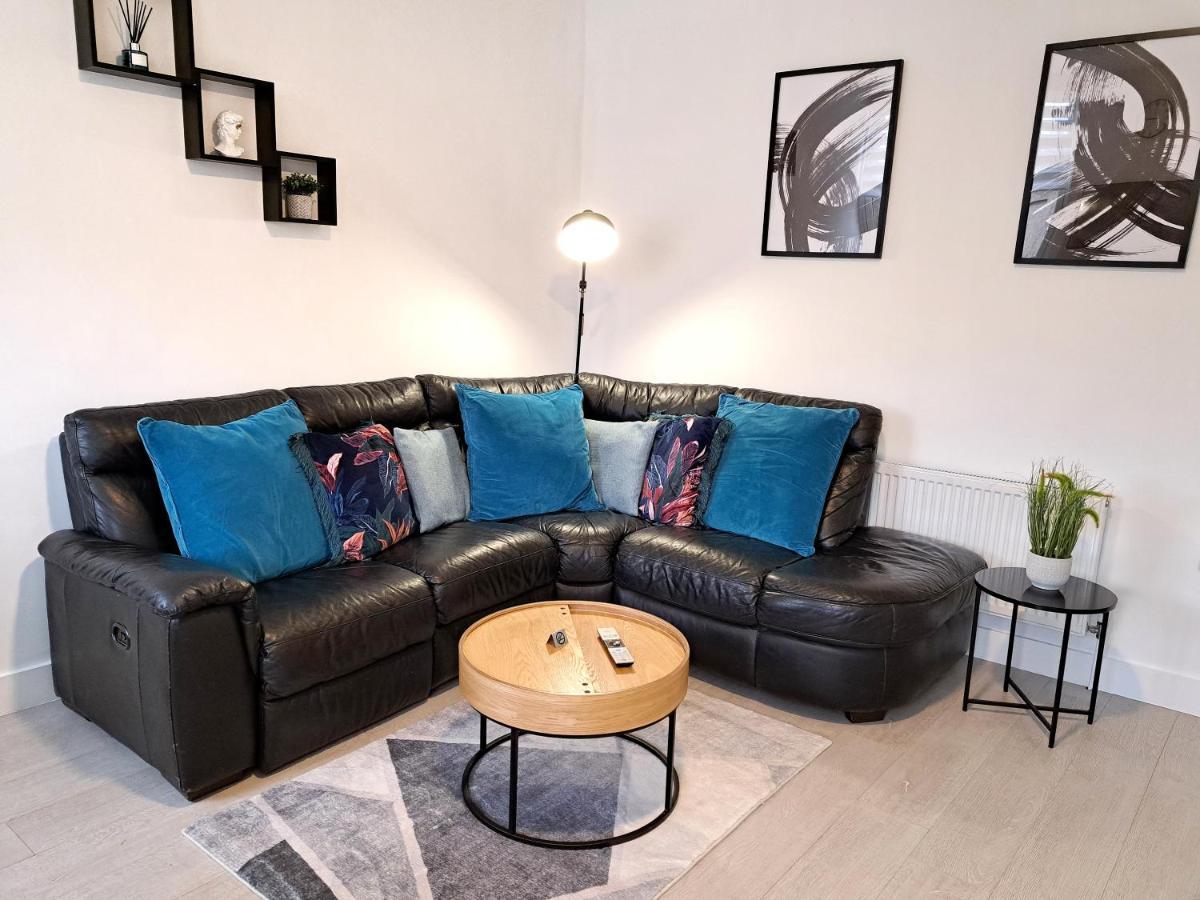 Spacious 3 Bed Apartment, En-Suites, Near Train Station! วัตฟอร์ด ภายนอก รูปภาพ