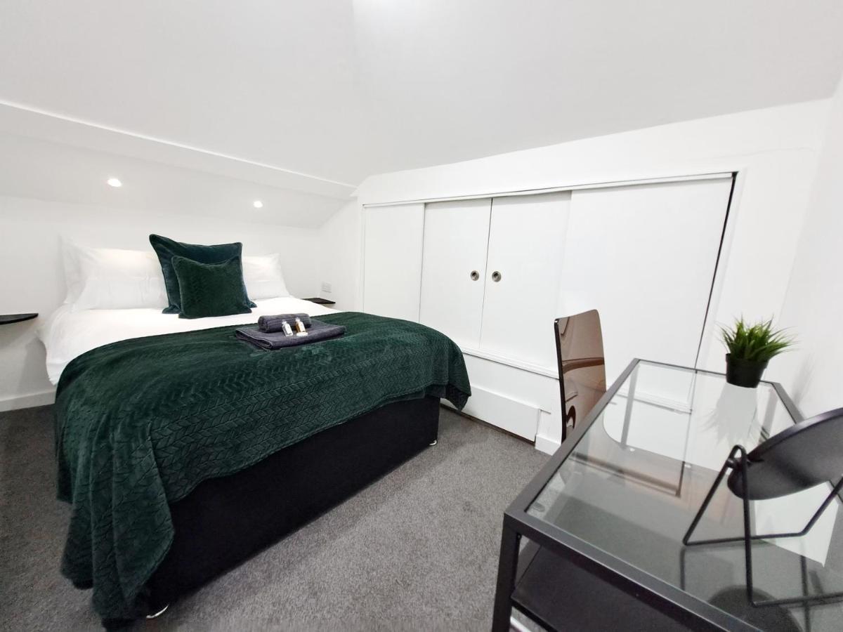 Spacious 3 Bed Apartment, En-Suites, Near Train Station! วัตฟอร์ด ภายนอก รูปภาพ