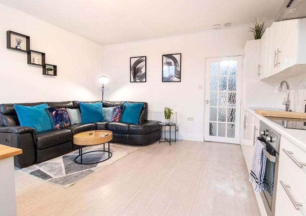Spacious 3 Bed Apartment, En-Suites, Near Train Station! วัตฟอร์ด ภายนอก รูปภาพ