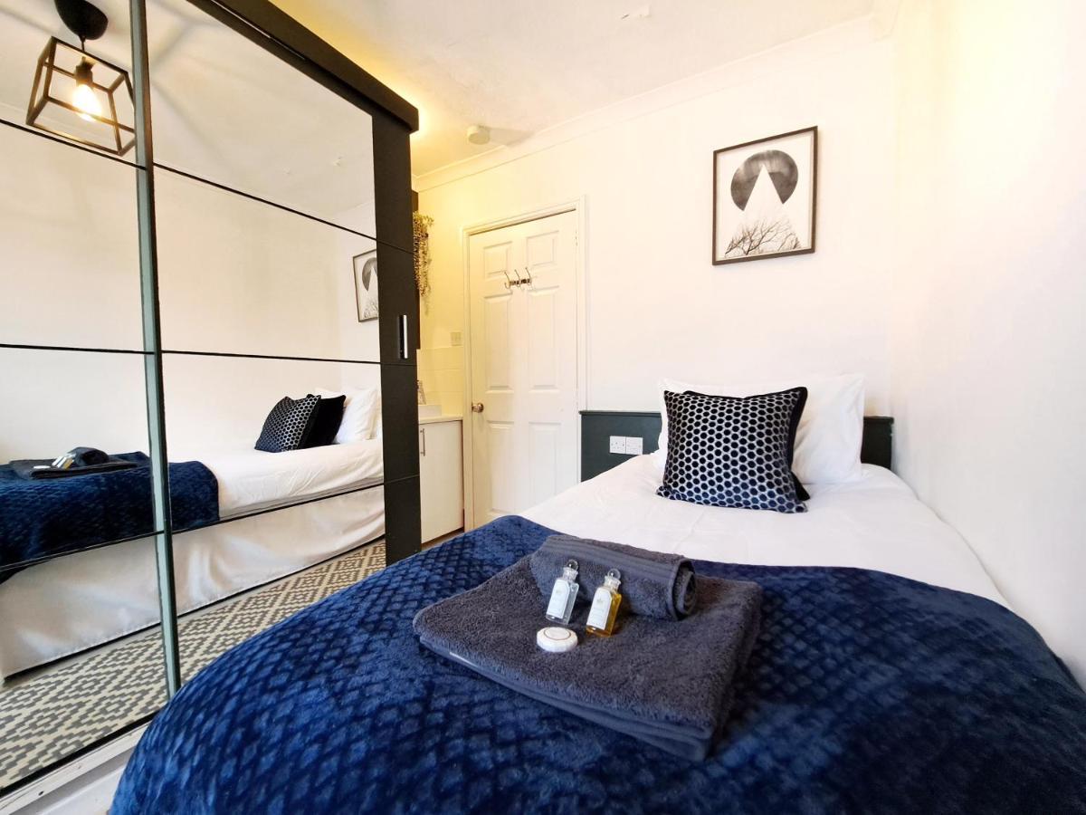 Spacious 3 Bed Apartment, En-Suites, Near Train Station! วัตฟอร์ด ภายนอก รูปภาพ