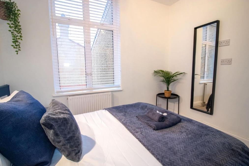 Spacious 3 Bed Apartment, En-Suites, Near Train Station! วัตฟอร์ด ภายนอก รูปภาพ