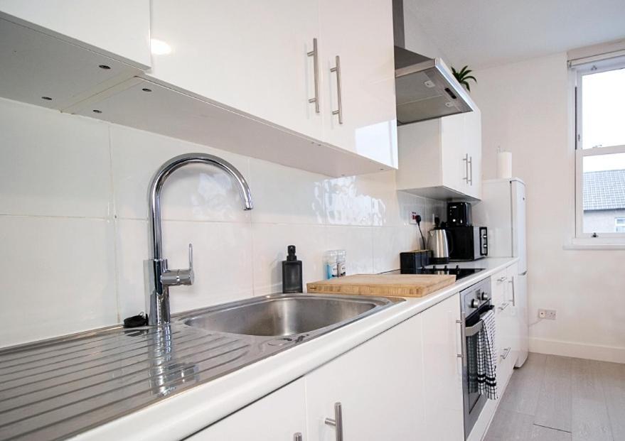 Spacious 3 Bed Apartment, En-Suites, Near Train Station! วัตฟอร์ด ภายนอก รูปภาพ