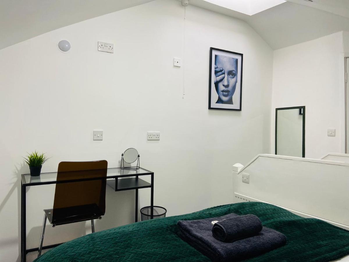 Spacious 3 Bed Apartment, En-Suites, Near Train Station! วัตฟอร์ด ภายนอก รูปภาพ